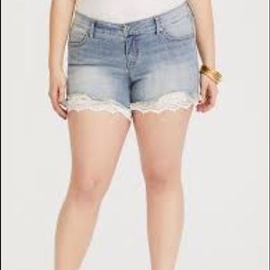 Torrid 18 SKINNY SHORT SHORT - VINTAGE STRETCH LIGHT WASH WITH CROCHET TRIM